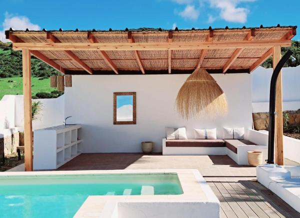 White Cottage - beach front Villa in Sidi Mghayt, Забронировать  Отели Demina с бассейном, Бассейн