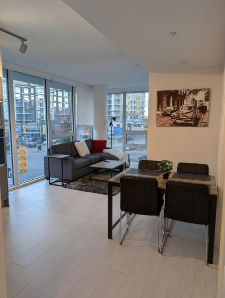 Modern 2 bedroom condo with AC in Olympic Village, Забронировать  Отели Lower Mainland British Columbia с парковкой, Парковка
