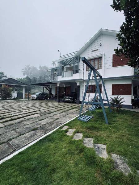 Koru 5BHK Villa In Wayanad, Забронировать  Отели Wayanad Region с парковкой, Парковка