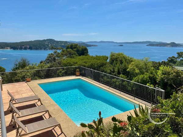 Villa La Sarrazine - Port du Niel - Vue Mer, Забронировать  Отели Var coast с бассейном, Бассейн