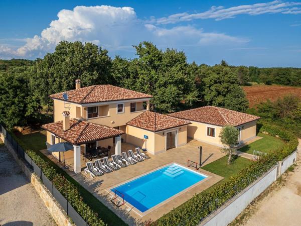 Villa RE by Istrialux, Забронировать  Отели Светвинченат с парковкой, Парковка
