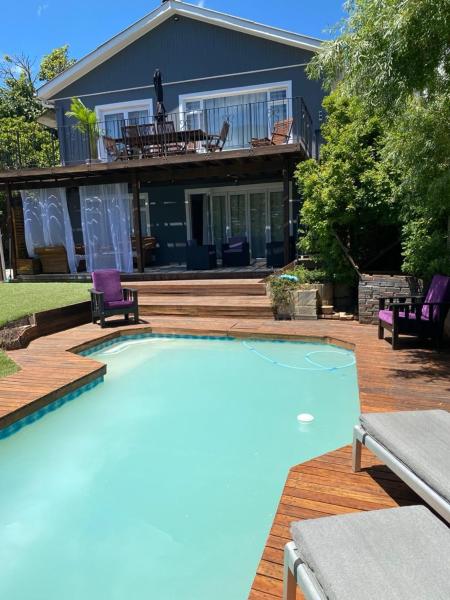 Gemütliches Apartment mit Pool, Забронировать  Отели Кейптауна с парковкой, Парковка