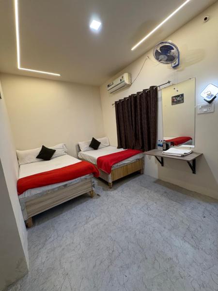 Hotel Shivay Deluxe, Забронировать  Отели штата Махараштры с парковкой, Парковка