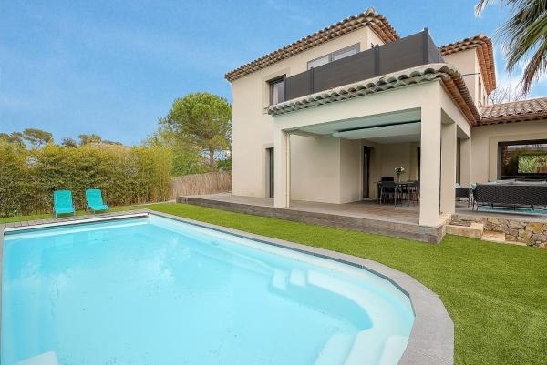 Magnifique Villa avec piscine à Mougins, Забронировать  Отели Софиа-Антиполиса с парковкой, Парковка