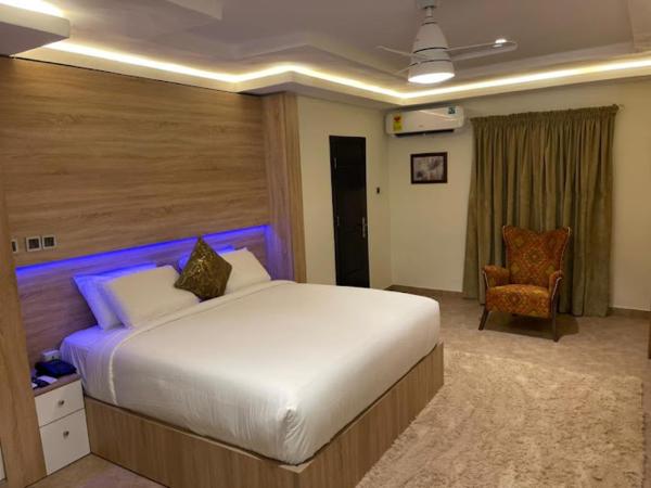 Adenab Jay Guest House, Забронировать  Отели Кумаси с парковкой, рядом с Baba Yara Stadium, Парковка