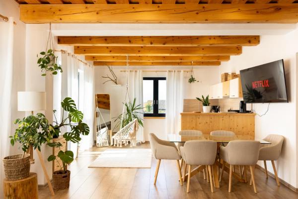 Slow Mountain Family Base - Spacious 2BR, 2 Bath, Sleeps 8 with Mountain View and Backyard in Liptov, Забронировать  Липтовска Кокава Высокие Татры