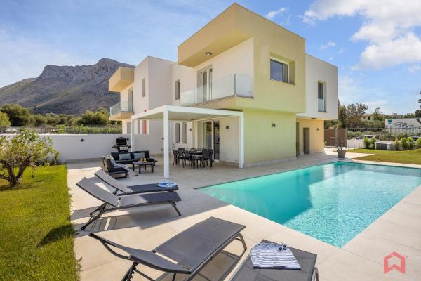 Brand New Villa with Private Heated Pool, Забронировать  Отели в центре Терразинь, в центре, Парковка