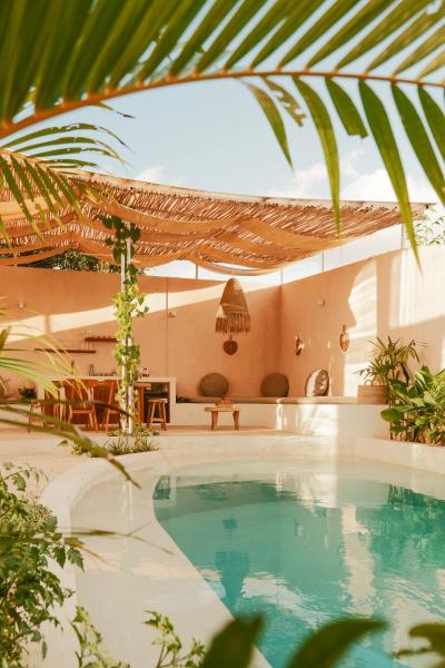 WAHA by Perla - 3BR Oasis Villa close to the beach, Забронировать  Отели провинции Бали с парковкой, Парковка