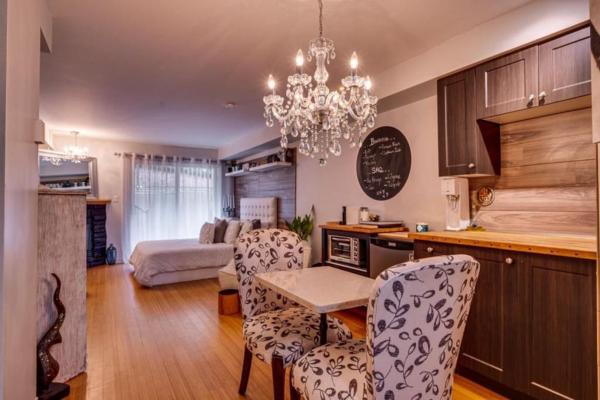 Cozy Loft in the Heart of St-Sauveur Village, Забронировать  Пьемонт Le P'tit Train du Nord