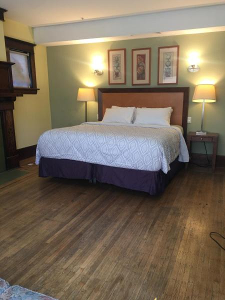 Linda guesthouse, Забронировать  Отели Lower Mainland British Columbia с парковкой, Парковка