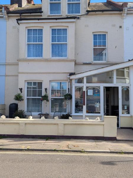 Kingswinford Guest House with Free Parking