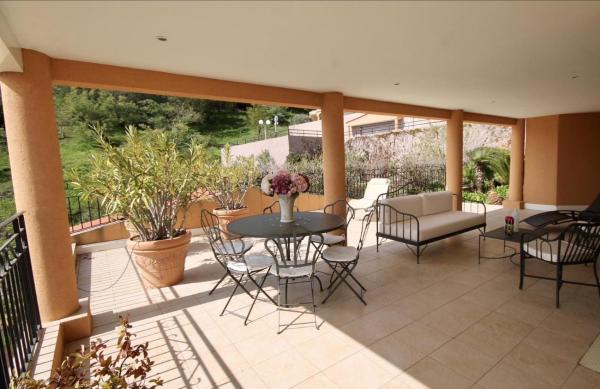 Villa Mimosa - Piscine, tennis, terrasse vue mer, clim, wifi, Забронировать  Отели Mimosa Road с парковкой, Парковка