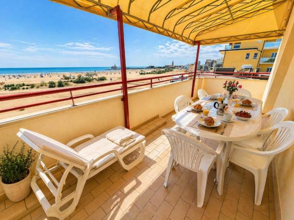 Villa Nave Trilocale con Terrazza Frontemare - Agenzia Cocal, Забронировать  Отели Riviera Est с парковкой, Парковка