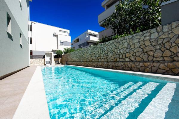 Apartments Yoko, Забронировать  Отели Новалья с бассейном, Бассейн