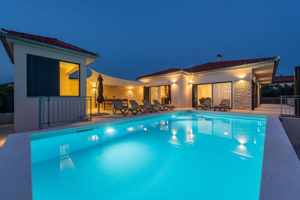 Villa Paloma with pool, Забронировать  Сукошан Задарская жупания, рядом с Пляж Златна Лука