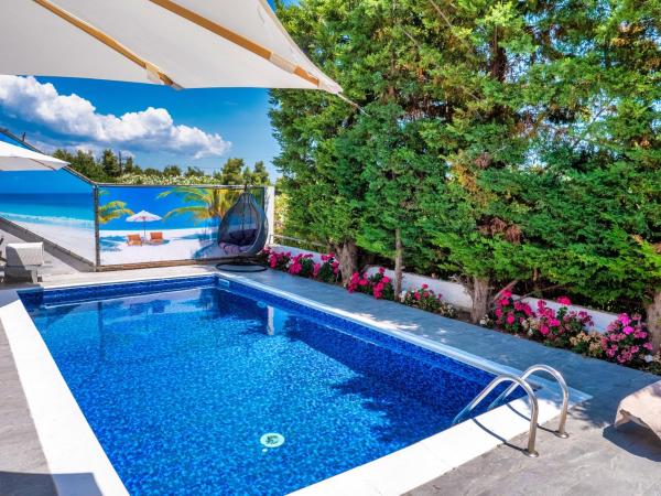 Deluxe Sani Relax Villa, Забронировать  Отели периферии Центральной Македонии с бассейном, Бассейн