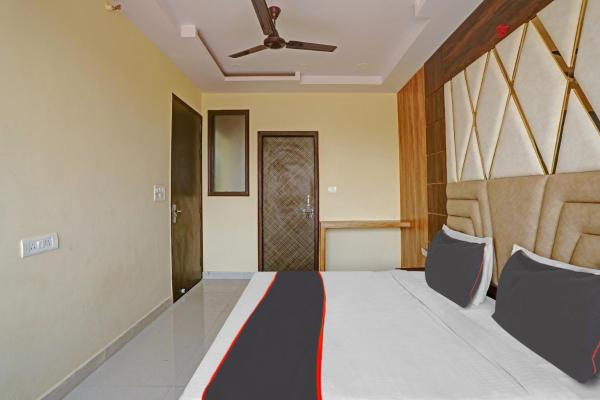 Capital O Mt Corporate Stays Near Iskcon Temple Noida, Забронировать  Индирапурам штат Уттар-Прадеш
