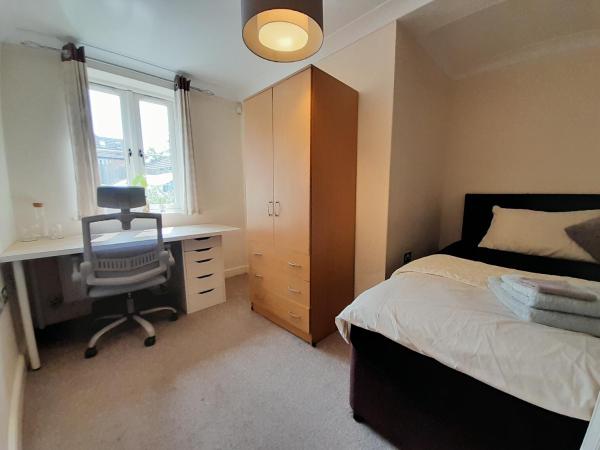Private rooms in a shared house in Oxford - Host lives in the property, Забронировать  Отели Котсуолда с парковкой, Парковка