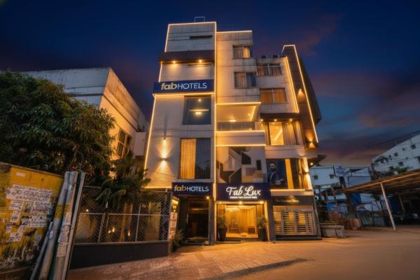 Via Emirates Inn, Забронировать  Отели Бангалора с парковкой, рядом с Конференц-центр Frontier Management, Парковка