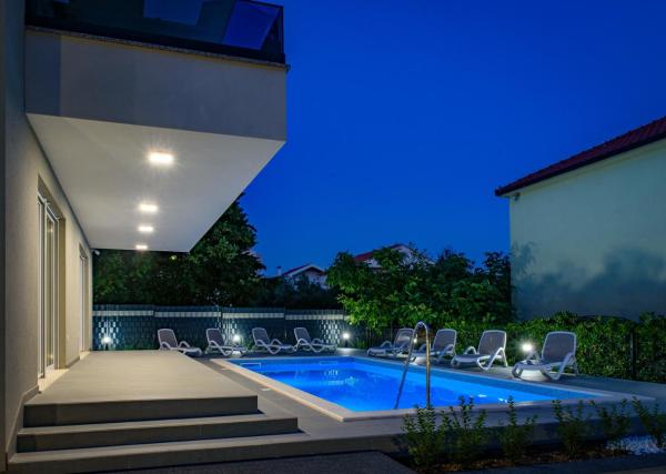 Seka apartments with a pool, Забронировать  Отели в центре Каштела, в центре, Парковка