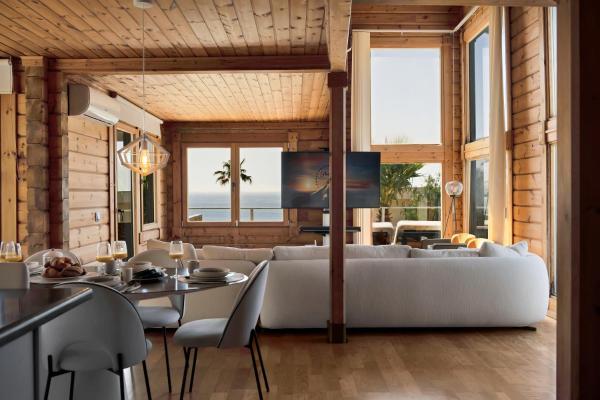 Recién renovada! Exclusiva villa de madera con piscina y vistas al mar, Забронировать  Отели Los Alcornocales Natural Park с парковкой, Парковка