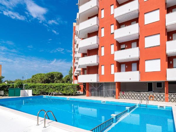 Lovely holiday home in Porto Santa Margherita with pool, Забронировать  Отели Венето с парковкой, Парковка