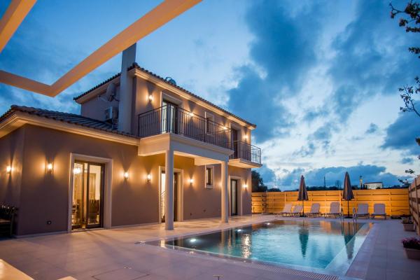 Luxury Villa Chrisi, Забронировать  Отели Свороната с парковкой, Парковка