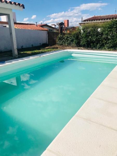 Casa en Villa Carlos Paz con Pileta , Quincho y Jardín a Pasos del Centro, Забронировать Дом для отпуска Отели Punilla Valley с парковкой, Парковка