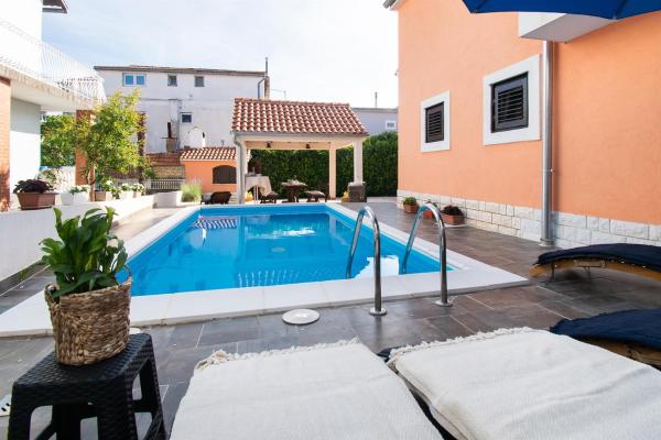 Apartments and Room Agiss with pool, Забронировать  Водице Шибенско-Книнская жупания