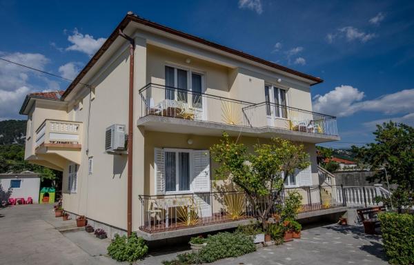 Apartments Ljubica Banjol, Забронировать  Отели острова Раба с парковкой, Парковка