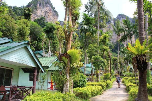 Chill Out Bar and Jungle Bungalows, Забронировать  Пляж Тонсай Краби
