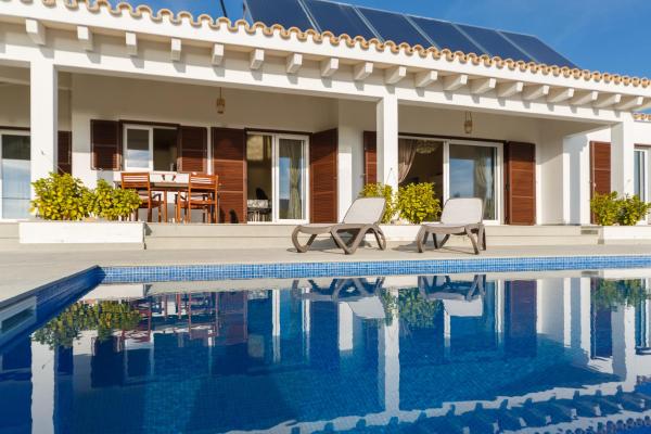 Bini Sole - Villa de lujo con piscina en Menorca, Забронировать  Отели Бинибека с парковкой, Парковка