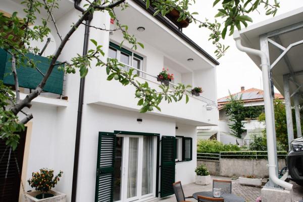 Apartments Petri, Забронировать  Тисно Murter Island