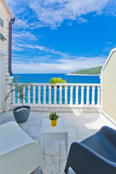 Luxury Bellavista Amazing sea Holidays with Private Beach & Parking, Забронировать  Милна Брач