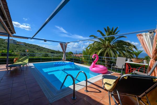 Cozy Small Smart Villa with Private Pool Mikri Mantineia Kalamata, Забронировать  Отели периферийной единицы Мессения с парковкой, Парковка