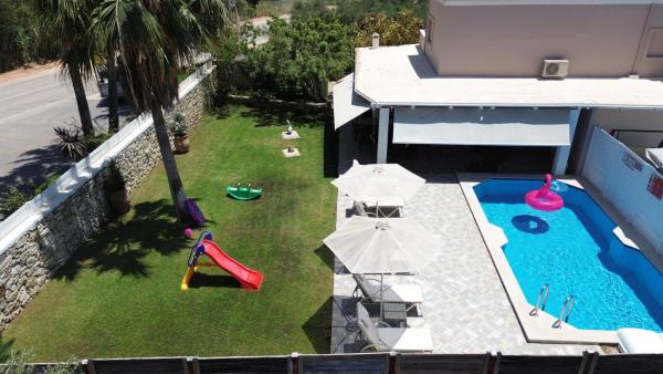 Villa Campos- Less than 5-Min Walk to Kalivaki Beach, Забронировать  Отели Георгиуполиса с парковкой, Парковка