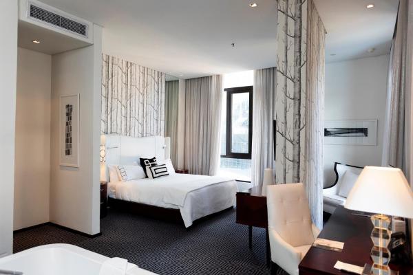 DAVINCI Hotel on Nelson Mandela Square