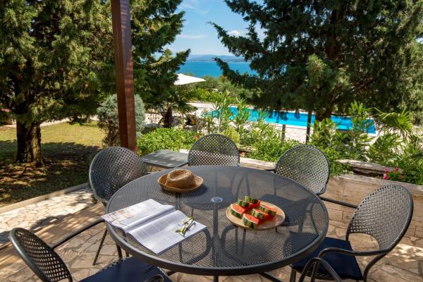 Villa Pinia Holiday home with a pool, Забронировать  Отели Ядраново с парковкой, Парковка