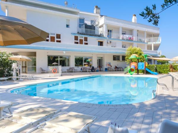 Family Hotel Alexander - Azzurro Club, Забронировать  Лидо ди Езоло Riviera Ovest