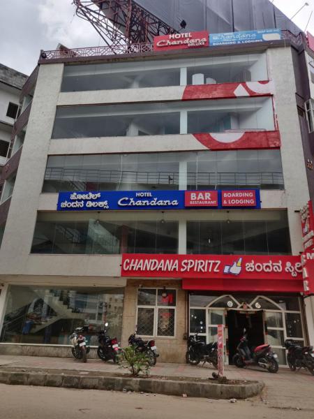 Hotel Chandana Deluxe, Забронировать  Отели Бангалора с парковкой, рядом с International Institute of Information Technology, Парковка