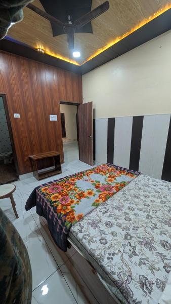 Maitry Home stay, Забронировать  Отели штата Уттар-Прадеша с парковкой, Парковка