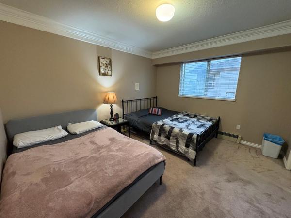 Nordel Way Guest House - Walk to Transit & Shopping - 20 Min to YVR, Забронировать  Отели Lower Mainland British Columbia с парковкой, Парковка