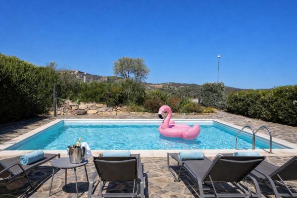 Villa Bea - Private Pool, Peaceful Escape in Domus de Maria, Near Chia Beach, Забронировать  Отели Домус-де-Марии с бассейном, Бассейн