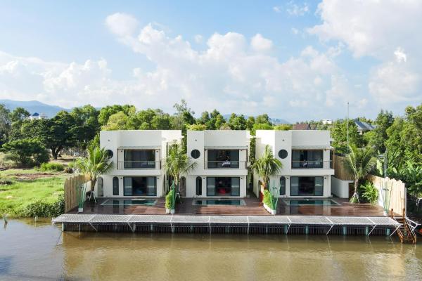 The B Relax House, Забронировать  Отели Кампот с бассейном, Бассейн