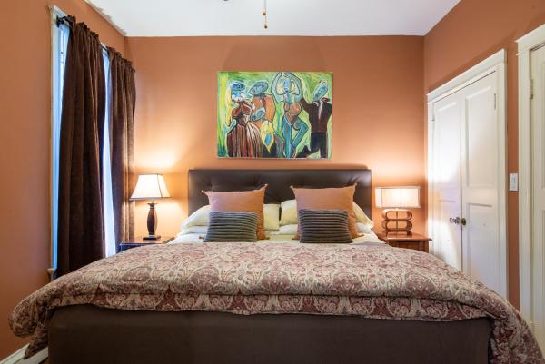 Chicago Guest House on Newport Avenue
