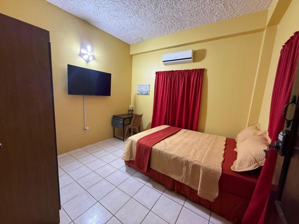 Jaycees Place, Забронировать  Отели Тринидада с парковкой, Парковка