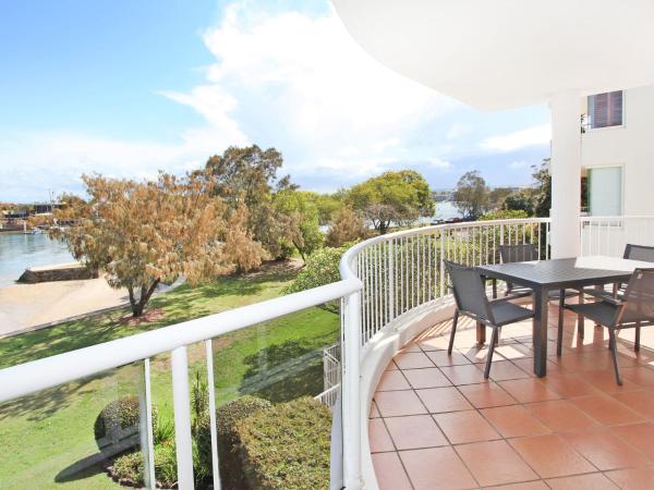 2 BD spacious apartment in Parkyn Parade with water views