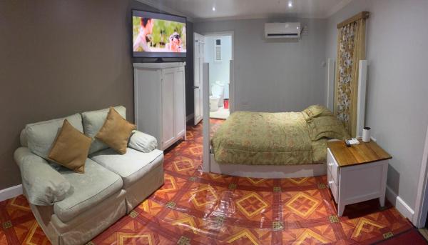 Mario Ville Guest House, Забронировать  Отели Грос-Айлет с парковкой, Парковка