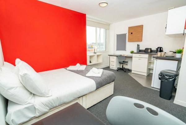 Spacious & Bright Central Coventry Budget Studio, Забронировать  Ковентри Уэст-Мидлендс, рядом с Университет Ковентри