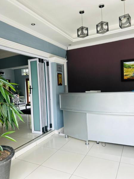 ZQ Guest House, Забронировать  Отели Мтата с парковкой, Парковка